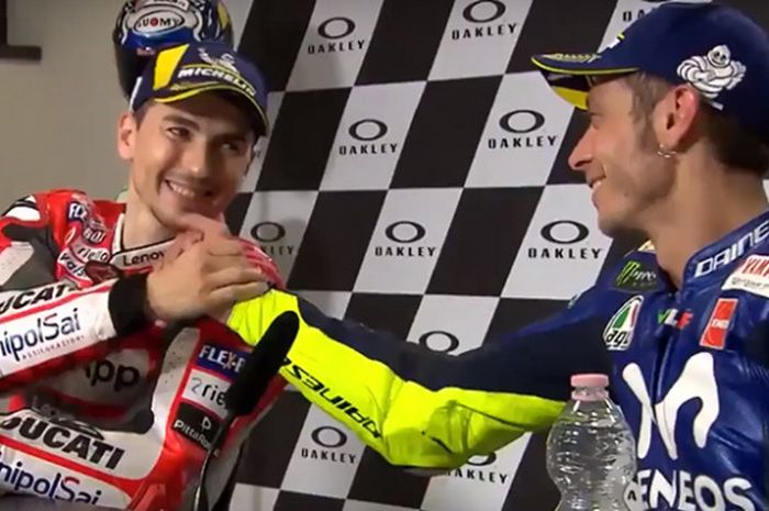 Pebalap Ducati, Jorge Lorenzo (kiri), menjabat tangan Valentino Rossi pada konferensi pers selepas balapan MotoGP Italia di Sirkuit Mugello, 3 Juni 2018.