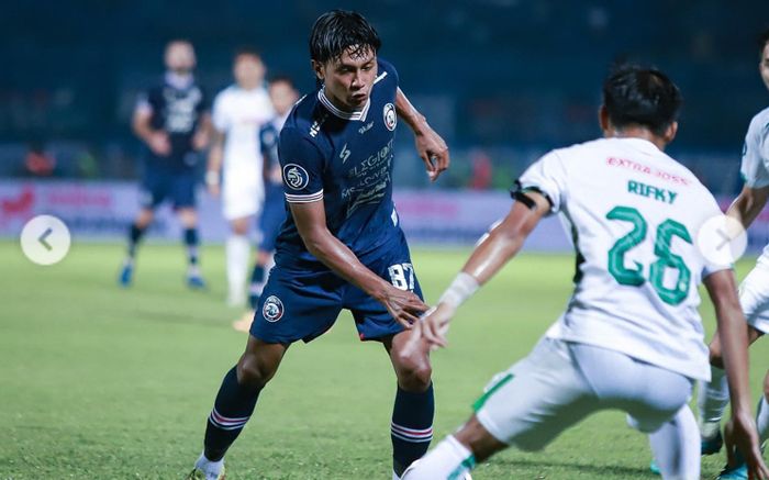 Pemain Arema FC, Jayus Hariono saat menguasai bola dalam hadangan pemain PSS Sleman pada laga pekan ketiga Liga 1 2022-2023, di Stadion Kanjuruhan, Kepanjen, Kabupaten Kanjuruhan, Jumat (5/8/2022).