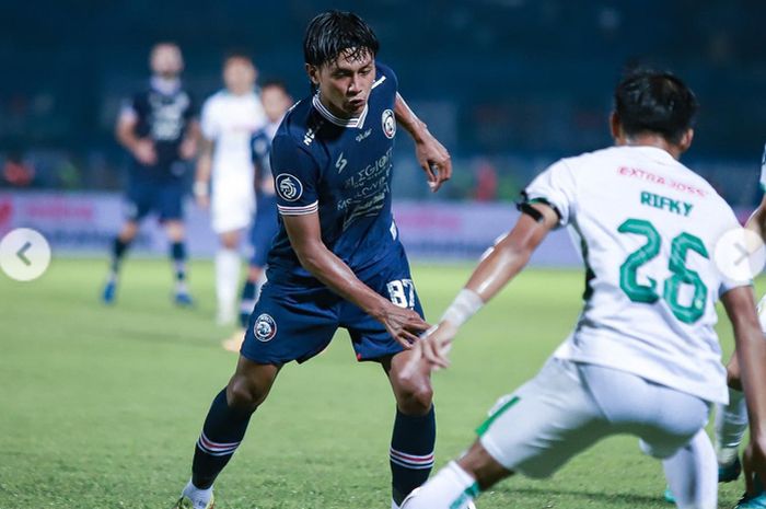 Pemain Arema FC, Jayus Hariono saat menguasai bola dalam hadangan pemain PSS Sleman pada laga pekan ketiga Liga 1 2022-2023, di Stadion Kanjuruhan, Kepanjen, Kabupaten Kanjuruhan, Jumat (5/8/2022).