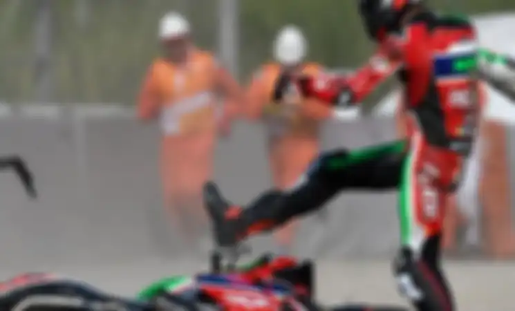 Pebalap Aprilia, Scott Redding, melampiaskan kekesalannya usai terjatuh dalam penampilannya pada ser