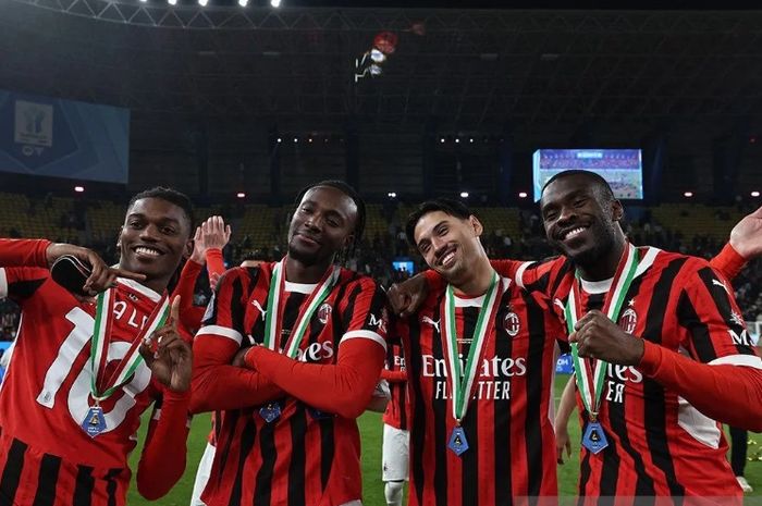 Empat pemain AC Milan, Rafael Leao, Tammy Abraham, Tijjani Reijnders, dan Fikayo Tomori, berpose dengan medali mereka seusai menjuarai Piala Super Italia di Al-Awwal Park di Riyadh, Arab Saudi, 15 Januari 2025.