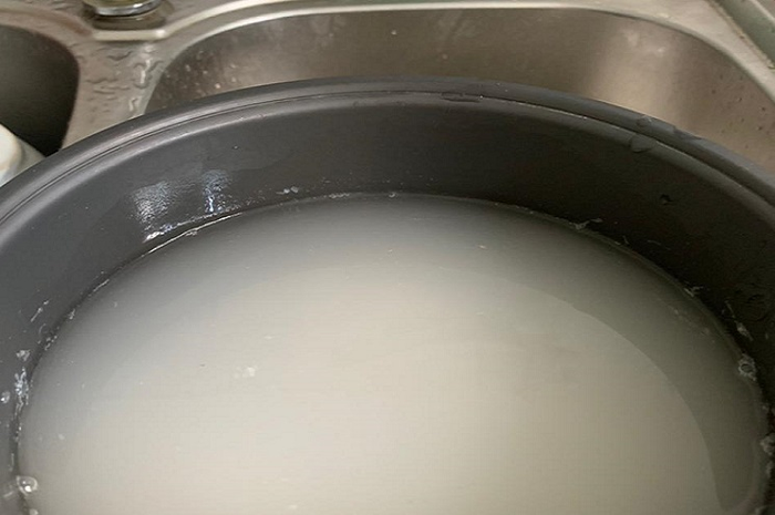 Jangan mencuci beras langsung di panci rice cooker