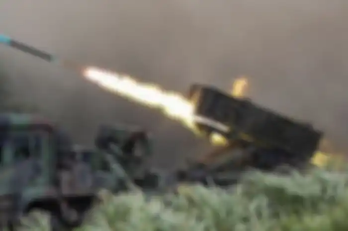 Sistem Roket Berpeluncur Ganda (MLRS) Thunderbolt-2000 menembakkan amunisinya ketika laithan perang Han Kuang mensimulasikan invasi China di Taichung, Taiwan, pada 16 Juli 2020.