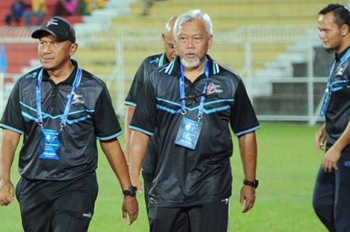 Pelatih Rahmad Darmawan (kiri) dan asistennya, Satya Bagja saat melatih T-Team FC.