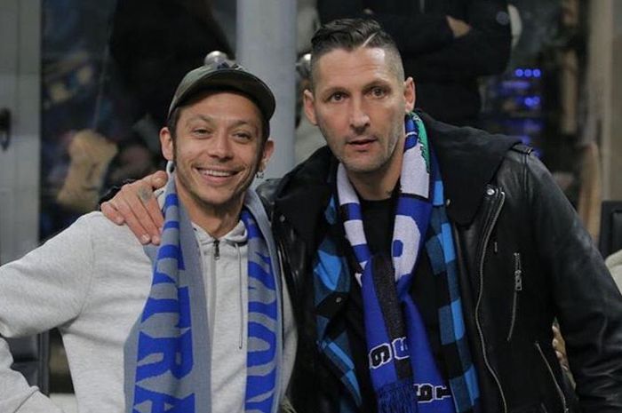 Valentino Rossi dan mantan pemain Inter Milan, Marco Materazzi, saat menonton laga Inter Milan vs Barcelona di Giuseppe Meazza, Milan, Italia.