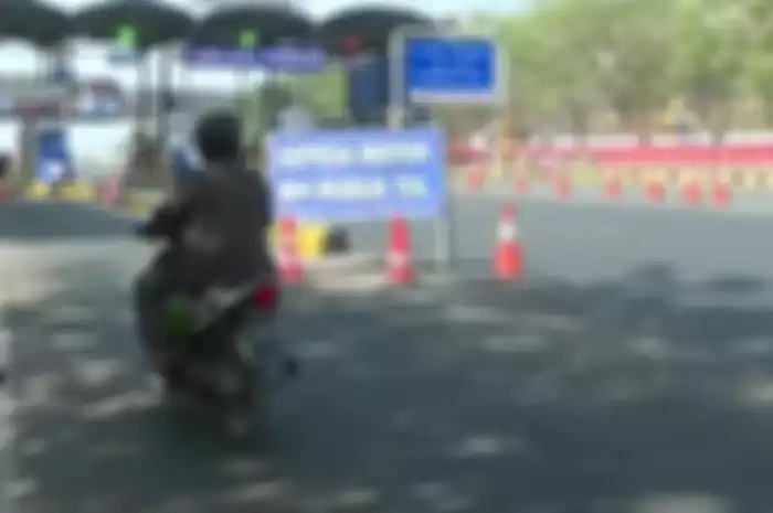 Murah cuma Rp 3.000 motor bebas keluar masuk melintasi jalan tol Suramadu, bisa lihat pemandangan laut yang indah.