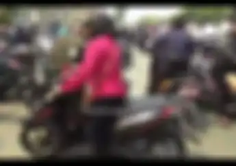 Kapok Kan Jadinya... Gara-gara Petugas Datang, Pemilik Motor yang Parkir Liar Kocar-kacir