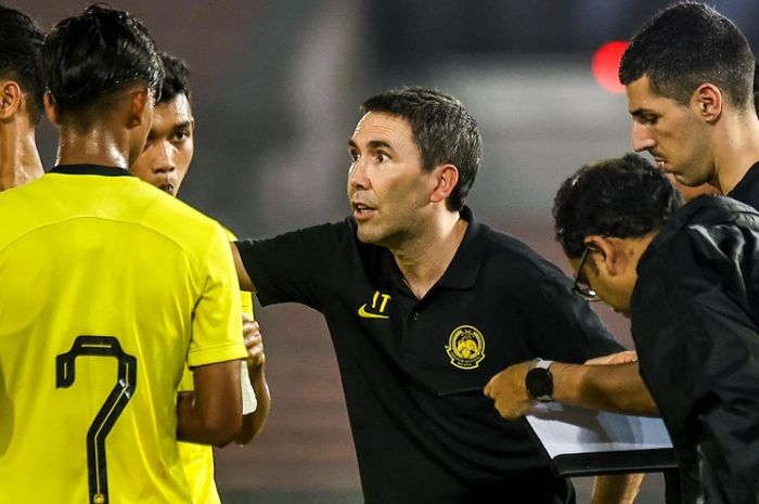 Pelatih Timnas U-23 Malaysia Juan Garrido memberikan penjelasan kepada para pemainnya dalam latihan persiapan ke Piala Asia U-23 2024 di Qatar.