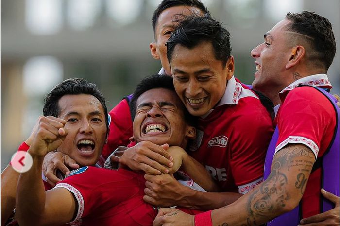 Para pemain Persis Solo saat melakukan selebrasi setelah Irfan Jauhari mencetak gol ke gawang PSM Makassar dalam laga pekan ke-11 Liga 1 2022-2023 di Stadion Manahan, Solo, Kamis (29/9/2022).