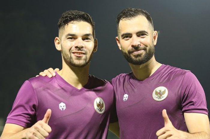 Sandy Walsh (kiri) dan Jordi Amat (kanan) mengikuti latihan perdana timnas Indonesia.