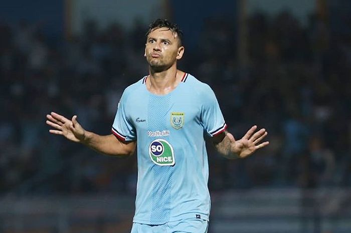 Striker Persela Lamongan, Alex dos Santos Goncalves, melakukan selebrasi setelah mencetak gol ke gawang Kalteng Putra pada pekan kedelapan Liga 1 2019.