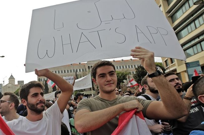 Warga Lebanon Berunjuk Rasa Gara-gara Pemerintah Pajaki WhatsApp