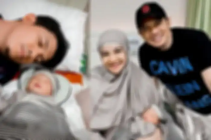 Zaskia Sungkar dan Irwansyah bersama anak pertama mereka