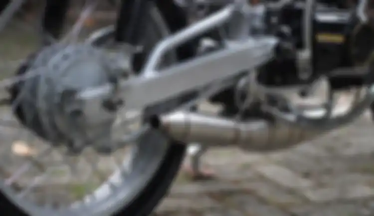  Lengan ayun Supertrack bersanding dengan knalpot model