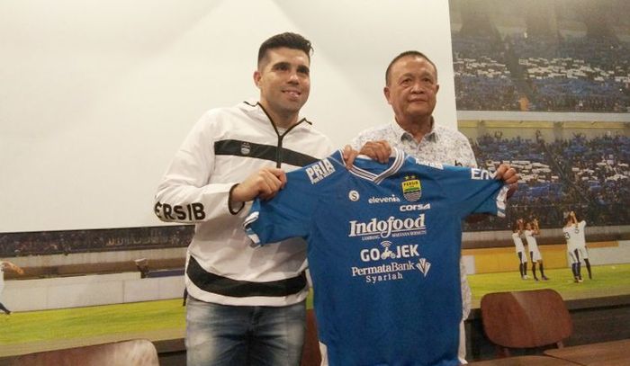 Komisaris Utama PT Persib Bandung Bermartabat (PBB) Zaenuri Hasyim saat memperkenalkan Fabiano Beltrame sebagai amunisi baru Persib di Graha Persib pada Sabtu (23/3/2019).