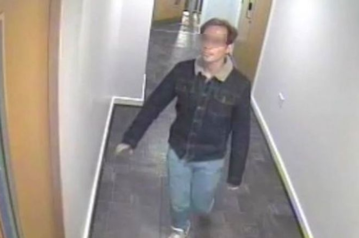 Rekaman CCTV yang menunjukkan Reyhard Sinaga sedang mencari korbannya di jalanan kota Manchester, Inggris.