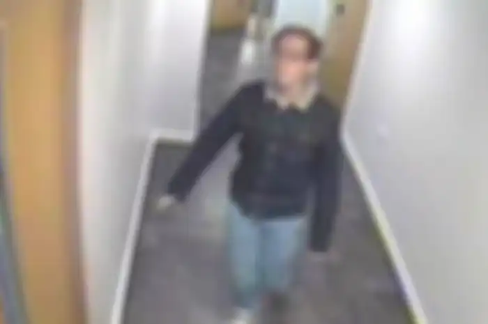 Rekaman CCTV yang menunjukkan Reyhard Sinaga sedang mencari korbannya di jalanan kota Manchester, Inggris.