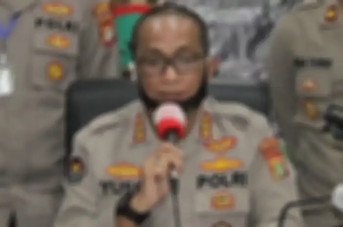 Kabid Humas Polda Metro Jaya Kombes Pol Yusri Yunus memberi keterangan terkait kasus narkoba kepada pers di Polres Metro Jakarta Barat, Senin (11/5/2020).
