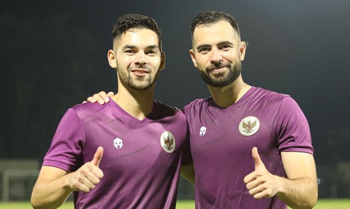 Sandy Walsh (kiri) dan Jordi Amat (kanan) mengikuti latihan perdana timnas Indonesia.