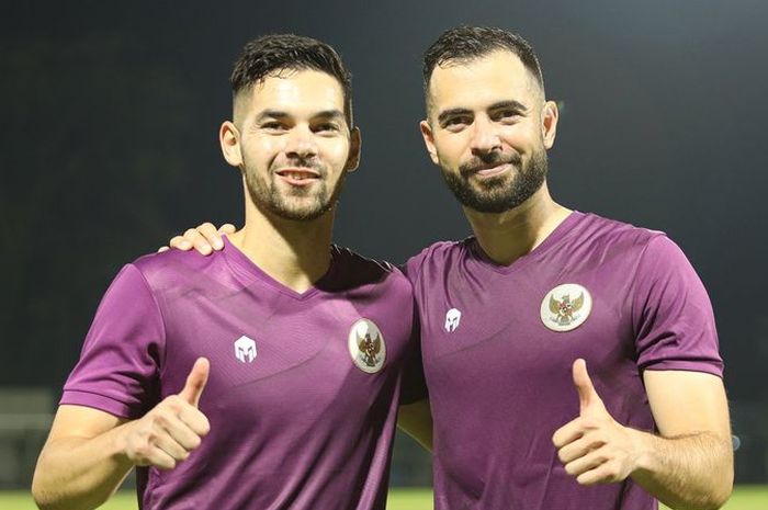 Sandy Walsh (kiri) dan Jordi Amat (kanan) mengikuti latihan perdana timnas Indonesia.