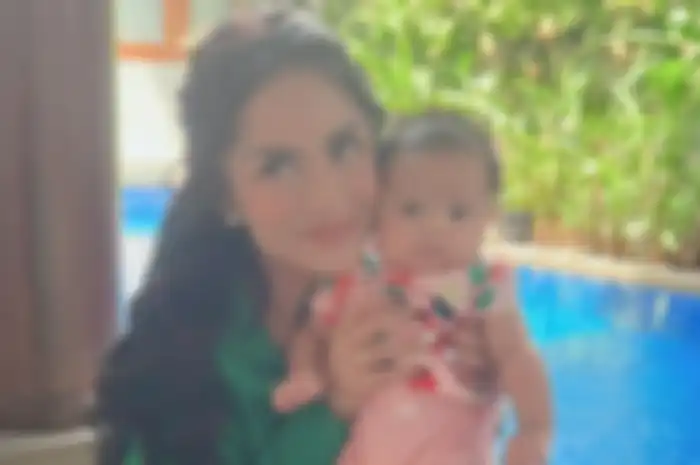 Untuk temain cucu pijat bayi, Krisdayanti rela bawa kerjaan ke rumah masih pakai baju dinas. Atta Halilintar langsung tanya bayaran nyanyi sang diva