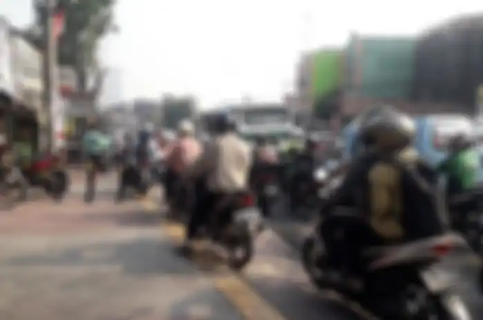 Pemotor enak banget melibas trotoar di Dewi Sartika, Jakarta Timur