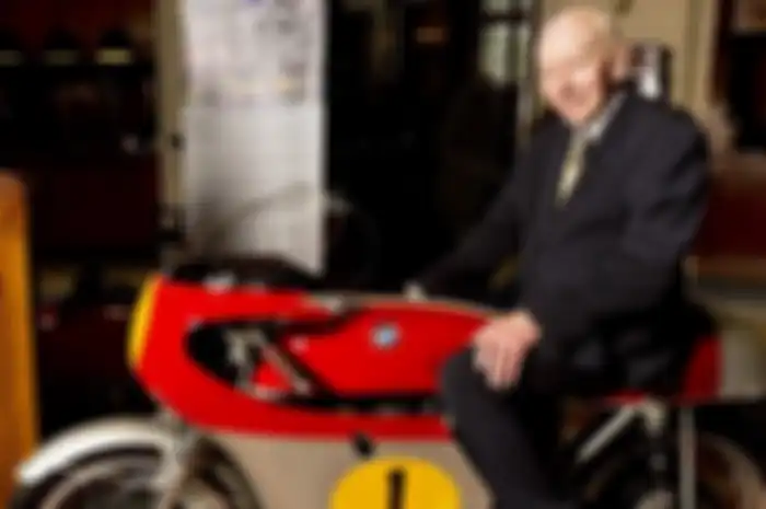 John Surtees di atas motor MV Agusta miliknya