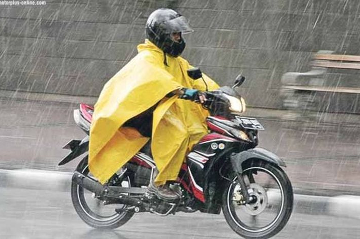 Pemotor harus selalu waspada berkendara saat hujan.
