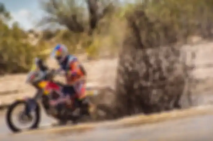Pereli tim KTM, Sam Sunderland saat menaklukkan medan berlumpur di Reli Dakar 2017