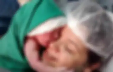 Saat Bayi Ini 'Menempel' dan Tidak Mau Lepas dari Ibunya, Suasana Kelahiran Berubah Haru
