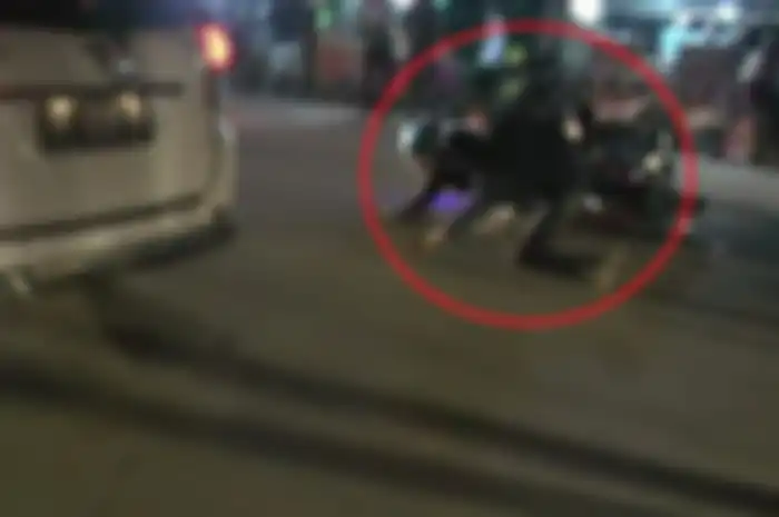 Kapolsek Kertapati AKP I Putu Suryawan, terpental saat ditabarak seorang pengendara yang mencoba men
