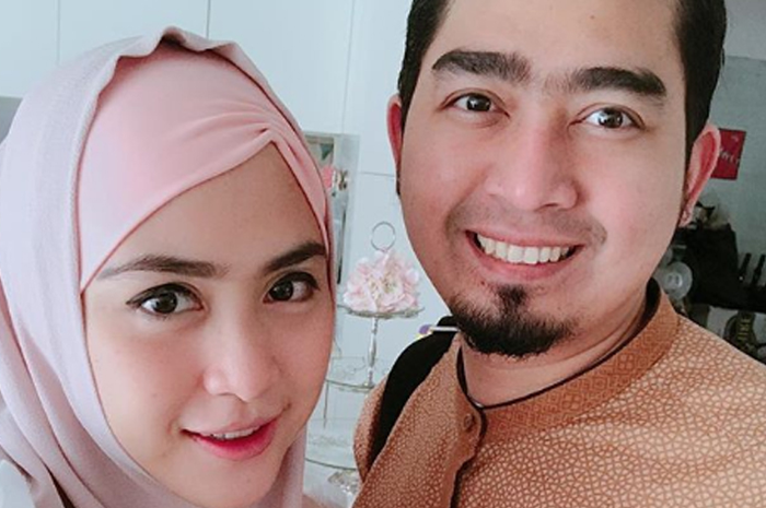 Ustad Solmed dan April Jasmine