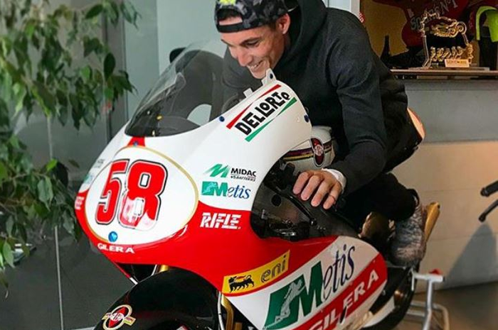 Aleix Espargaro menaikin motor Gilera RSA 250 yang membawa mendiang Marco Simoncelli juara dunia GP2