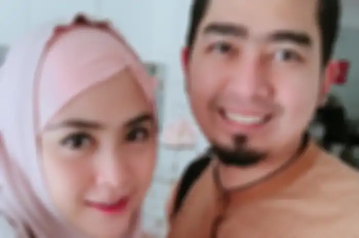 Ustad Solmed dan April Jasmine