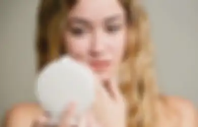 Banyak Minum Air Putih & 5 Cara Atasi Wajah Kusam Saat Menstruasi