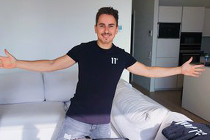 Gaya Jorge Lorenzo setelah sepekan umumkan pensiun dari MotoGP langsung tancap gas liburan ke Indonesia, ke pulau Dewata, Bali