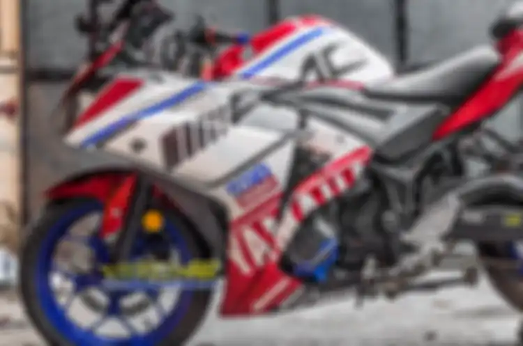 Desain warna merah dan putih mirip MV Agusta tampak apik di badan Yamaha R3