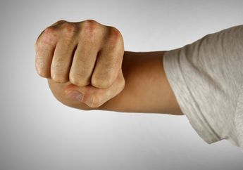 Kepergok Goda Istri Orang Lewat SMS, Oknum PNS Kantor Camat Babak Belur Dihajar di Dalam Kantornya