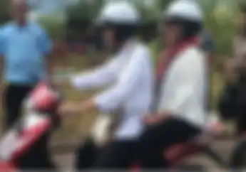 Romantis Banget... Presiden Jokowi dan Ibu Negara Iriana Boncengan Naik Motor Listrik Blusukan di Kota Agats
