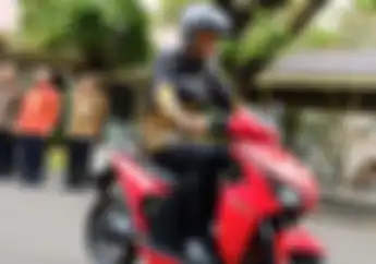 Gara-gara Hal Ini, Presiden Jokowi Kebingungan Saat Jajal Motor Listrik Gesits di Istana