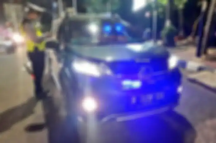 Ilustrasi. Kompolnas bilang jangan beri jalan mobil pelat RF dan pelat hitam meski ada rotator, ini penjelasannya.