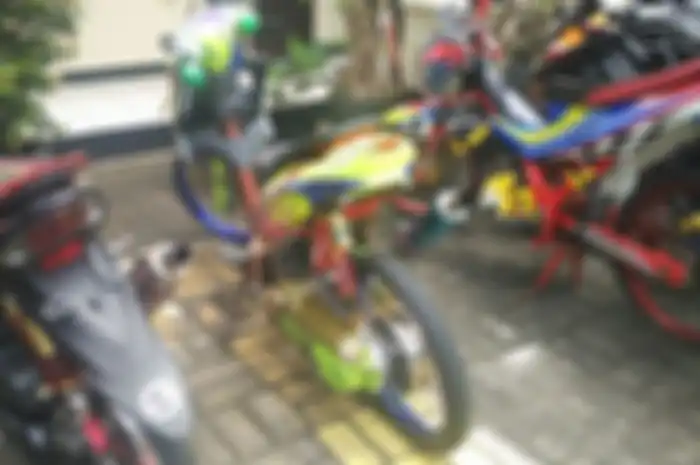 AK dan HI melakukan transaksi jual beli motor bodong melalui Facebook. (Dok. Humas Polres Metro Jaka