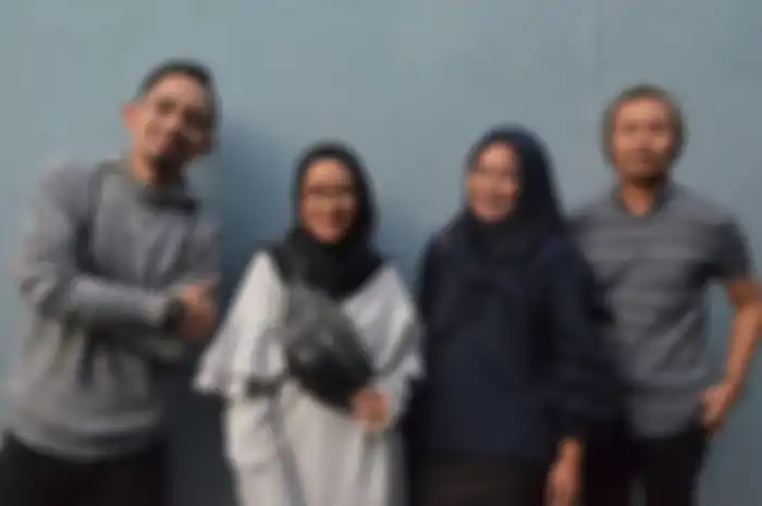 Personel Sabyan Gambus berpose, Nissa (kedua dari kiri) ternyata latar belakangnya lulusan SMK jurus. Annisa Rahman sempat jadi backing vokal grup musik ini.