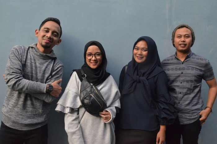 Personel Sabyan Gambus berpose, Nissa (kedua dari kiri) ternyata latar belakangnya lulusan SMK jurus. Annisa Rahman sempat jadi backing vokal grup musik ini.