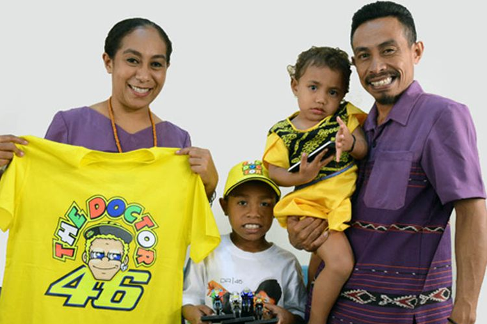 Daddy Rossi (baju putih) bersama keluarga. Video Daddy yang menirukan komentator MotoGP Nick Harris 
