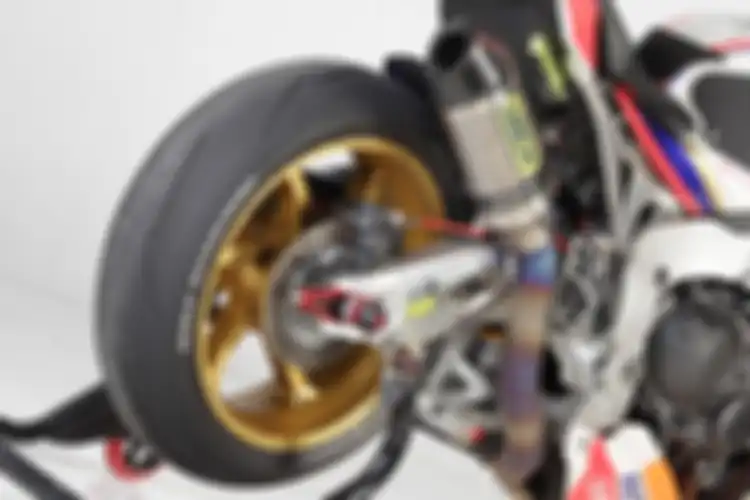 Pelek ganti OZ Racing yang juga lebih ringan dari bawaan motor