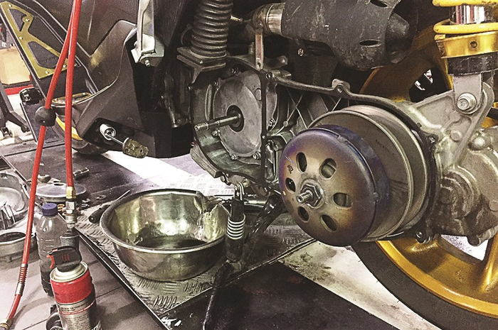 Foto ilustrasi servis CVT. Biaya servis CVT motor Yamaha NMAX enggak sampai Rp 100 ribu.