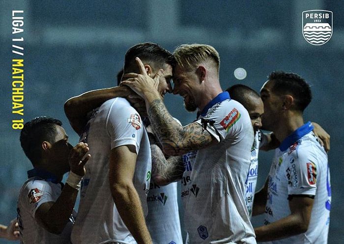 Pemain Persib Bandung merayakan gol yang dicetak oleh Kevin van Kippersluis saat melawan Tira-Persikabo pada pekan ke-18 Liga 1 2019.