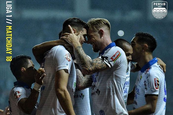 Pemain Persib Bandung merayakan gol yang dicetak oleh Kevin van Kippersluis saat melawan Tira-Persikabo pada pekan ke-18 Liga 1 2019.