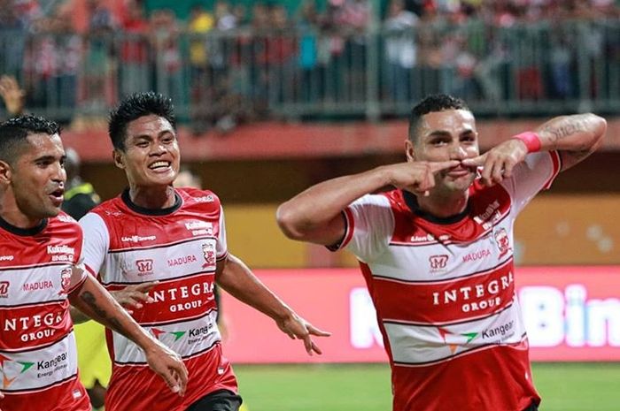 Selebrasi pemain Madura United, Jaimerson (kanan), setelah mencetak gol ke gawang Barito Putera di Stadion Ratu Pamelingan, Pamekasa, Sabtu (29/2/2020).